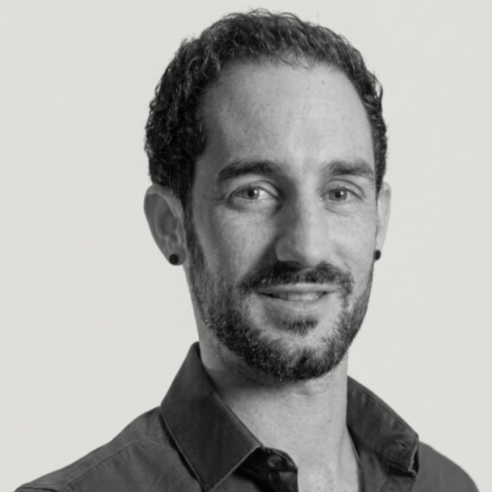 Portrait de Constant Jolidon expert en référencement naturel et payant. Constant apporte une expertise approfondie et une perspective unique à notre collectif grâce à ses années d'expérience en référencement.
